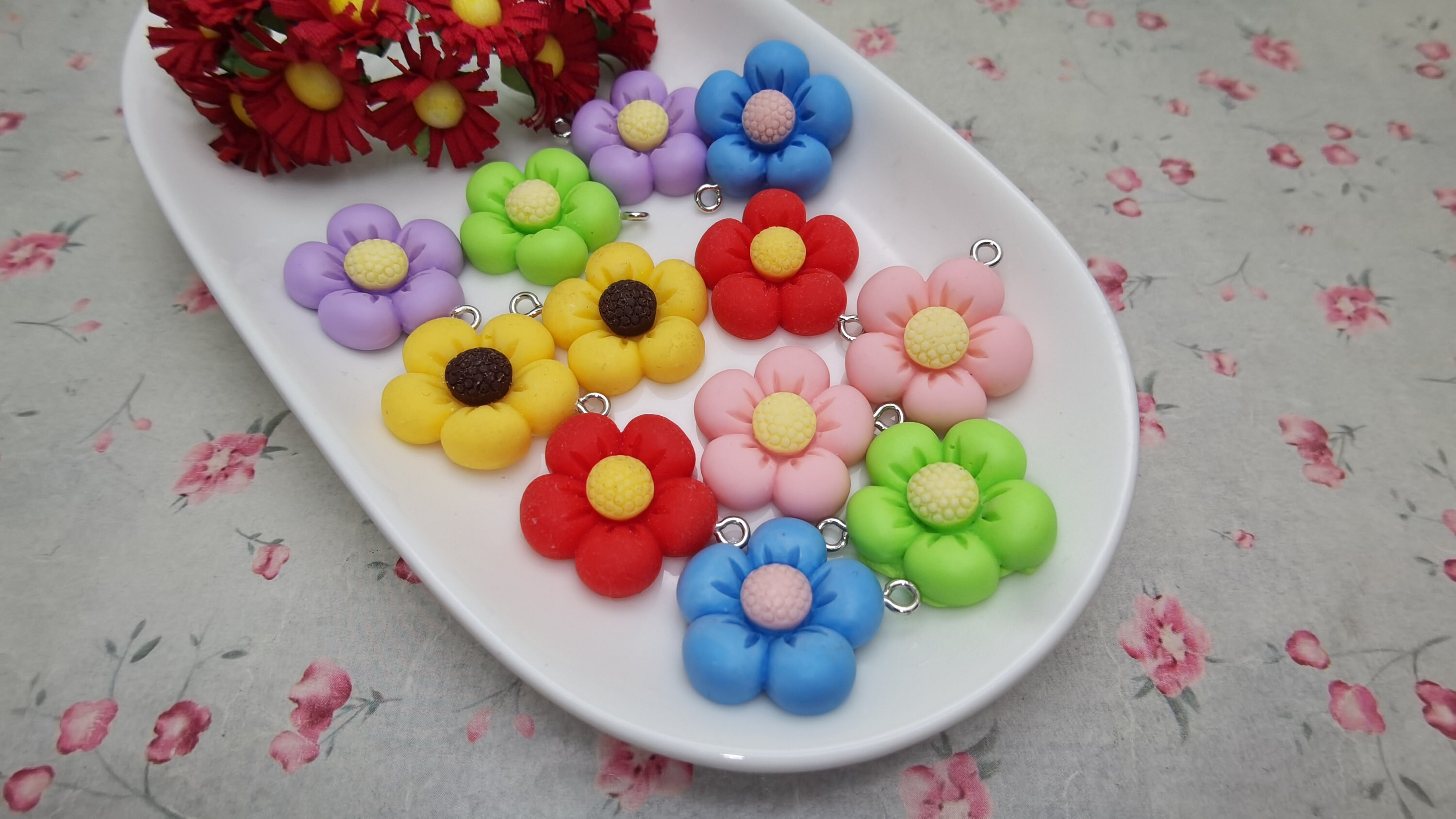 6/20 Pieces Plastic Flower Floral Blossom Pendant Charm , Resin