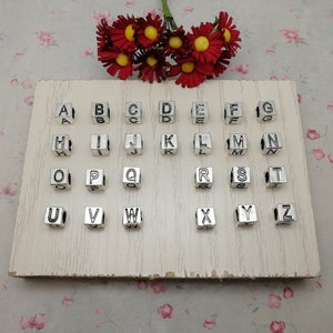 26/100 Pcs 7 MM de Largura Metal Cubo Quadrado Letra do Alfabeto Talão Charme, Cor Prata Antiga Feito à Mão Jóias Fazendo DIY Finding Pingente ZM0656