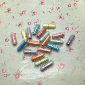 100 handgemachte Pillendosen Charms mit 100 weissen Cabochons in der Mitte, ZP0055