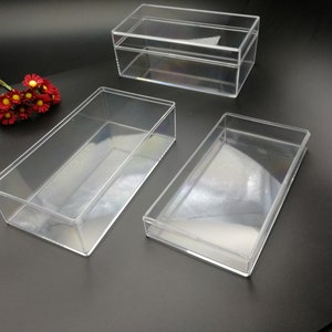 Puede incluir: Tres cajas rectangulares de plástico transparente de diferentes tamaños. Las cajas están vacías y tienen un ligero brillo.