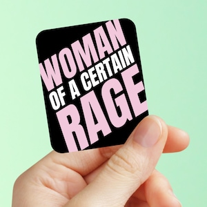 Puede incluir: Una taza de cerámica blanca con un asa negra y el texto "But First, Coffee" en negrita negra. La taza está llena de un líquido oscuro, probablemente café, y está sobre una superficie clara.