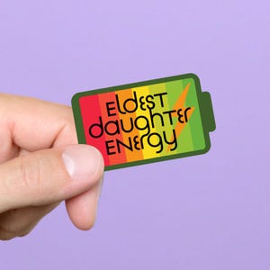 Äldsta dotter energi vinylklistermärke, rolig batterihumor dekal (1,5x2,75 tum)