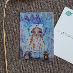 Carte postale d'anniversaire d'enfant de fille rousse, chouette, carte d'art de ma peinture faite à la main, fête d'animal drôle de fantaisie, salutation d'enfant d'ours de gingembre