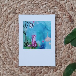 Renard rose levant sous une carte de voeux de fleurs blanches et de ginkgo. Carte postale d'art animalier pour toutes les occasions, merci, soutien, deuil, condoléances