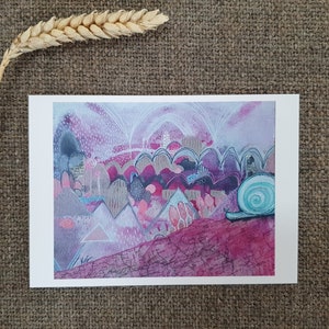 Gros escargot dans une carte de voeux de paysage de montagne rose cahoteuse, allez-y doucement, carte postale vierge pour soutenir le deuil d'épuisement professionnel, courrier postal, impression