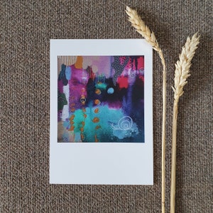 Petit escargot dans une carte de voeux abstraite colorée, allez-y doucement, carte de soutien pour le deuil d'épuisement professionnel, courrier d'escargot, carte postale vierge peinte d'animal doux
