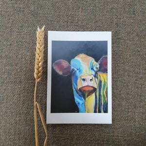 Carte de voeux colorée de portrait de tête de vache. Carte postale d'art pour toutes les occasions de tous les jours, pour les amoureux des animaux ou les agriculteurs. Impression de ferme laitière fantastique et amusante