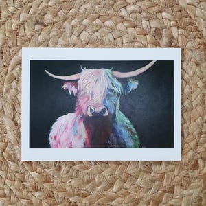 Cartão comemorativo colorido com vaca escocesa das Terras Altas com chifres. Cartão postal artístico para amantes de touro, apaixonados por Scott, touro peregrino escocês das Terras Altas.