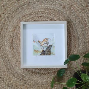 Dipinto originale ad acquerello di Wren con collage di carta di libri di note musicali, piccolo uccello sul tronco di un albero tra il verde del giardino, disegnato a mano. Regalo