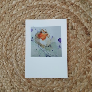 Carte de voeux rouge-gorge avec du papier pour carnet de notes de musique. Carte postale aquarelle représentant un oiseau pour le soutien, le deuil, les condoléances, la comédie musicale, toute occasion
