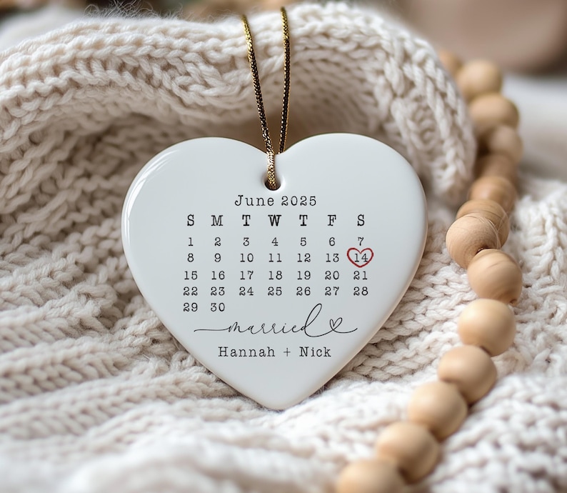 Custom Wedding Date Ornament – Personalized Calendar Gift – First Christmas Married Keepsake – Engagement or Anniversary Gift afbeelding 6
