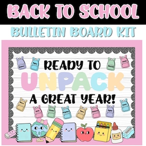Può includere: Un kit per bacheca scolastica con il testo "READY TO UNPACK A GREAT YEAR!" e illustrazioni di zaini colorati con nomi, un mappamondo sorridente, una matita, quaderni, una mela, pastelli e colla.