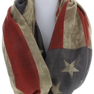 Puede incluir: Bufanda infinita con un diseño desgastado de la bandera estadounidense. La bufanda presenta rayas rojas y blancas, un campo azul con estrellas blancas y un fondo beige. Accesorio para diversas ocasiones.