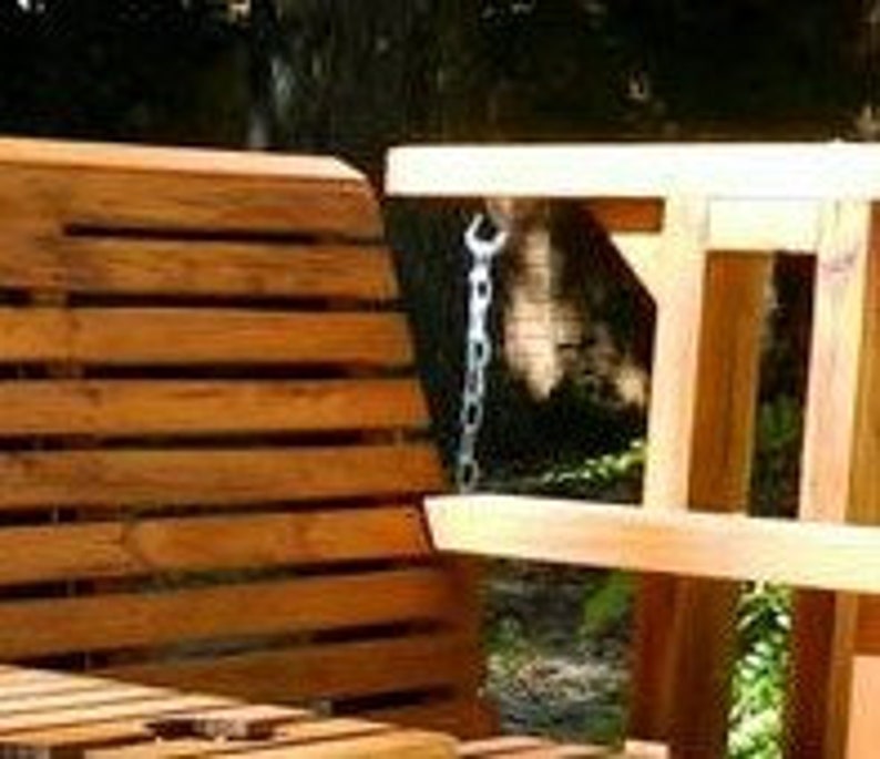 Pu&ograve; includere: Una panca a dondolo in legno con schienale e seduta a doghe. L'altalena &egrave; sospesa da una catena di metallo.