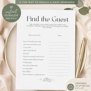 Puede incluir: Una tarjeta de juego para despedida de soltera blanca titulada Find the Guest con una lista de indicaciones y líneas en blanco para nombres. La tarjeta mide 21,59 cm por 27,94 cm y presenta un dibujo lineal de dos anillos. Un bolígrafo dorado descansa.