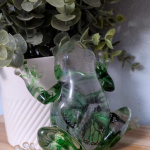 Emerald Bug-Snacker Clear Resin Frog  Swirled Green Art Figurine w/ Faux Monarch, 4&quot; Frog