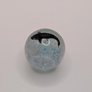 Mini "Midnight Koi" hartskula • 1,5-tums glitterkula pappersvikt • Färgskiftande vatten
