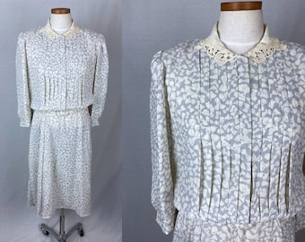 vintage 1980s does 1940s dress // size extra large // 80s does 40s novelty bow white lavender print pleated blouson lace collar