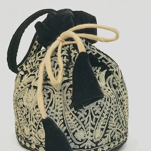 Schwarze Samttasche mit Zari Jaal Stickerei, Hochzeitstaschen, Geschenktaschen, bestickte Tasche, Frauentaschen