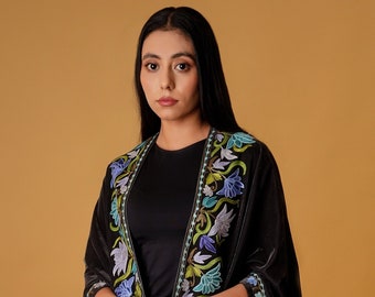Chal tipo capa de terciopelo negro, bordado floral Aari, poncho de Cachemira