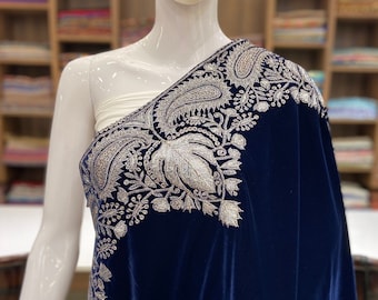 Puede incluir: Un chal de terciopelo azul marino con bordados plateados. El bordado presenta un diseño paisley y motivos florales.