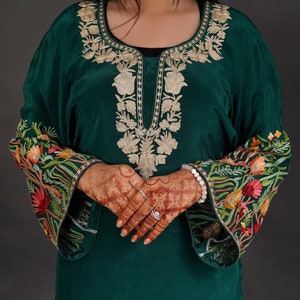 Kurta vert bouteille avec broderies cachemire Aari et Zari, tuniques brodées, longue Kurta pour femme, vêtements ethniques élégants et élégants pour femme image 2