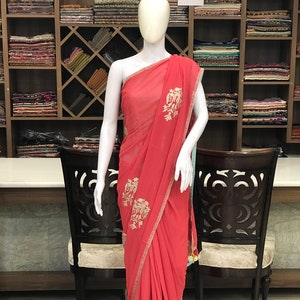 Rosa Saree mit Aari Tilla Arbeit und Kontrast Blau Bluse, Frauen indische ethnische Kleidung, Kashmir Stickerei, Abschluss Outfit, Abschlussball Saree