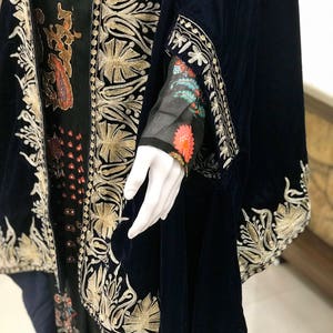 Blauer Samt Umhang, Royal Kashmir Orni, Frauenschal, Blaue Samt bestickte Stola, Kashmir Zari Arbeit, Goldener und Silberner Tilla Stickerei Poncho