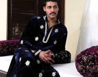 Sukhan – The Word Made Cloth, Kurta-pyjamas i siden och sammet, långskjorta för män med Boteh-broderi, kungblå kurta-pyjamas, kashmirisk arbetskurta