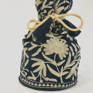 Bolso de terciopelo azul bordado con Zari Jaal: diseño floral, bolsos para regalos de boda, bolsos de regalo, bolso bordado, bolsos para mujer