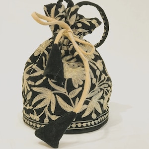 Samt Zari Jaal gestickte schwarze Potli-Tasche: Blumenmuster, Hochzeits-Bevorzugungs- Taschen, Geschenktaschen, bestickte Tasche, Frauen-Taschen
