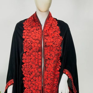 Elegantes Schwarzes Samt Cape mit Atemberaubender Roter Faden Arbeit, Kashmir Frauen Tücher, Faden Gestickte Ponchos