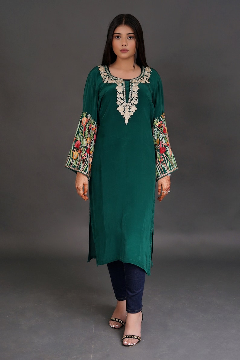 Kurta vert bouteille avec broderies cachemire Aari et Zari, tuniques brodées, longue Kurta pour femme, vêtements ethniques élégants et élégants pour femme image 1