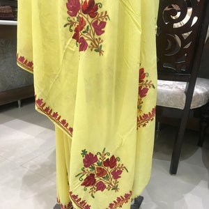 Gul Kashmiri-broderad saree, Aari-broderi, indisk etnisk klänning bild 2