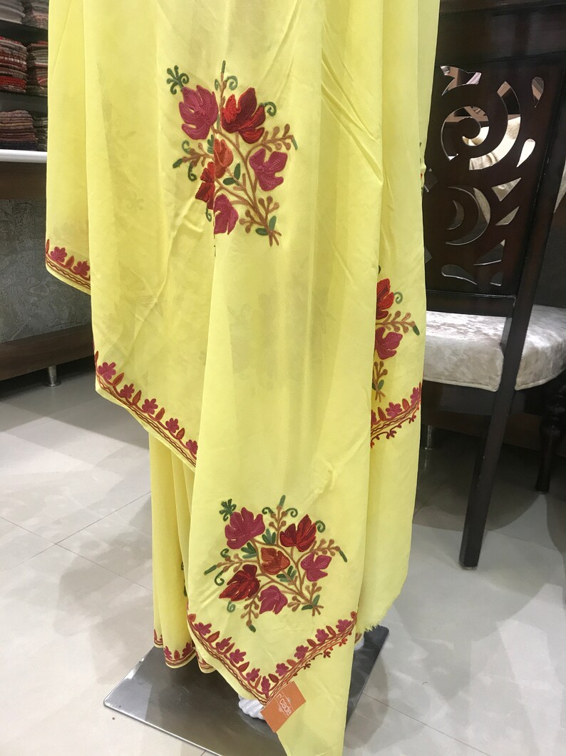 Gul Kashmiri-broderad saree, Aari-broderi, indisk etnisk klänning bild 2