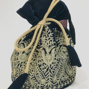 Bolso de terciopelo azul bordado con diseño de cachemira Zari Jaal: pequeño bolso de mano, bolso de regalo de boda, bolso bordado, bolso de mujer