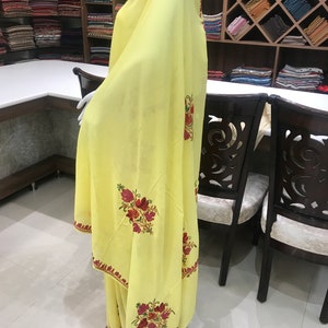 Gul Kashmiri-broderad saree, Aari-broderi, indisk etnisk klänning bild 5