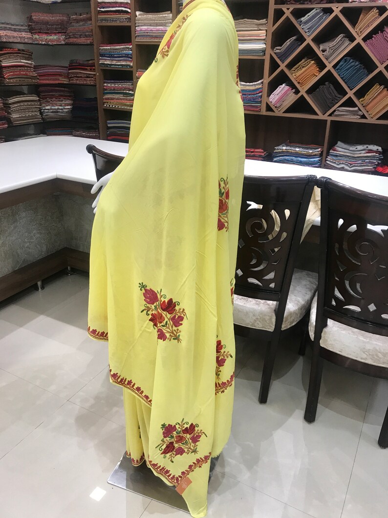 Gul Kashmiri-broderad saree, Aari-broderi, indisk etnisk klänning bild 5