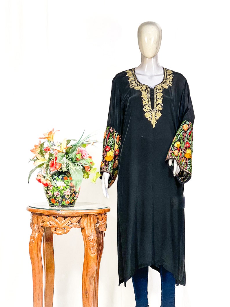 Kurta vert bouteille avec broderies cachemire Aari et Zari, tuniques brodées, longue Kurta pour femme, vêtements ethniques élégants et élégants pour femme image 7