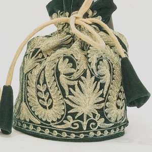 Bolso de terciopelo verde bordado con diseño de cachemira Zari Jaal: bolsas para regalos de boda, bolsas de regalo, bolso bordado, bolsos para mujer