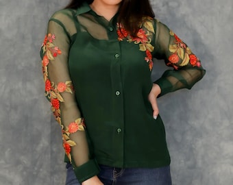 Camisa verde botella con mangas bordadas con Aari, camisas