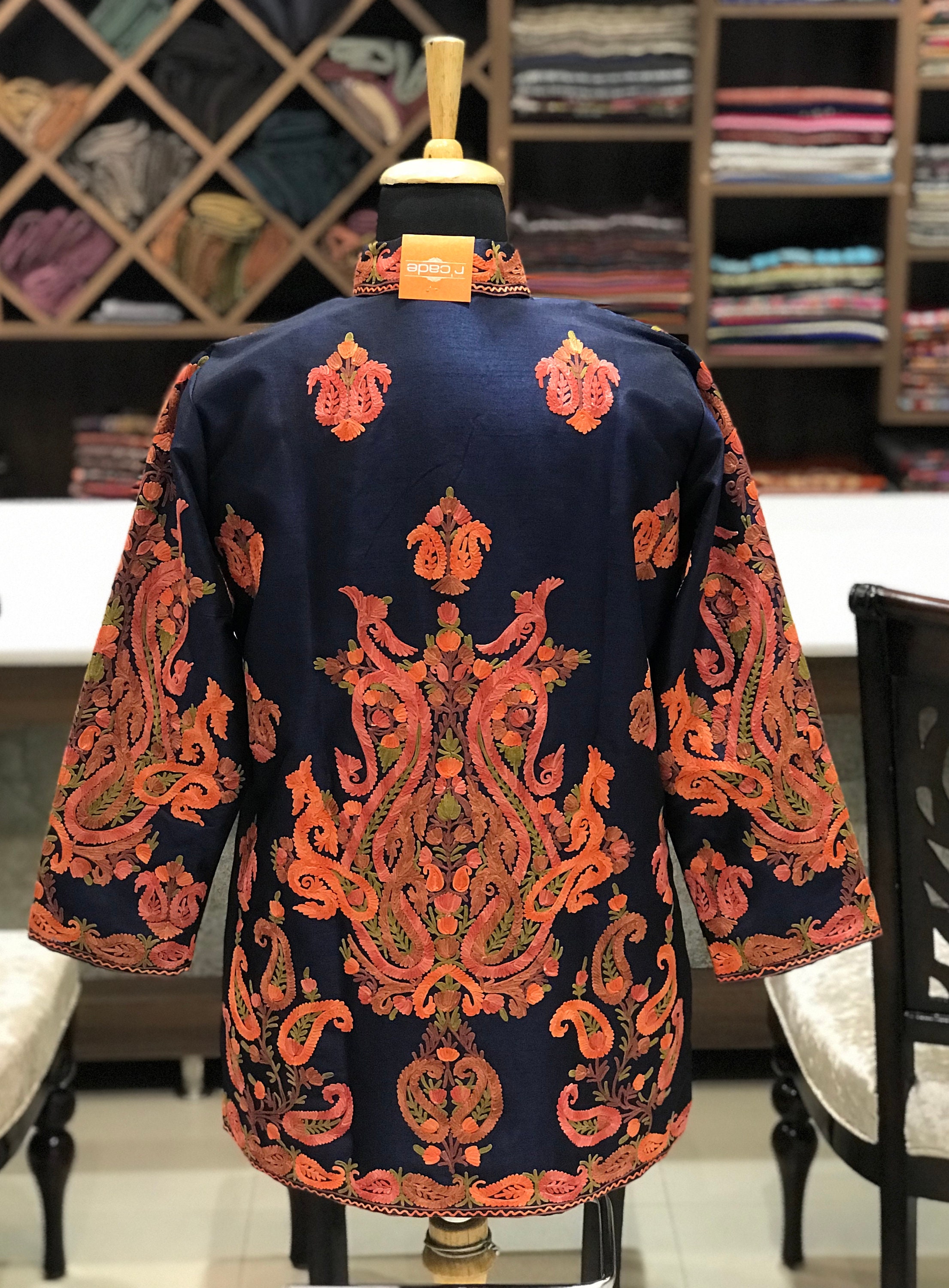 ネイビーのカシミールジャケット、ペイズリー刺繍入りシルクコート