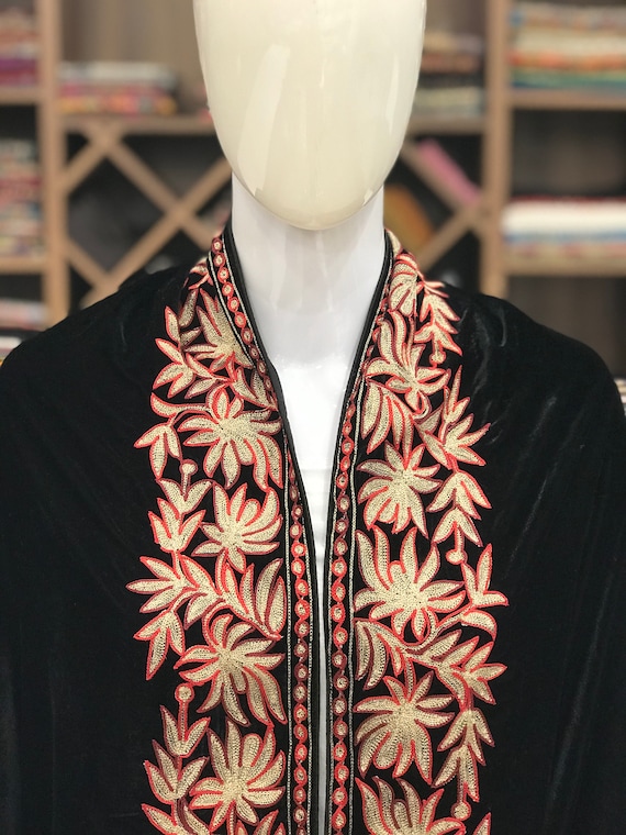 ゴールドのザリと赤い糸の刺繍が施された黒いベルベットのケープ、女性 