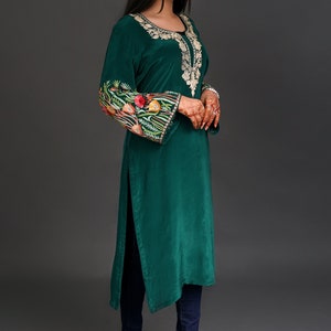 Kurta vert bouteille avec broderies cachemire Aari et Zari, tuniques brodées, longue Kurta pour femme, vêtements ethniques élégants et élégants pour femme image 3