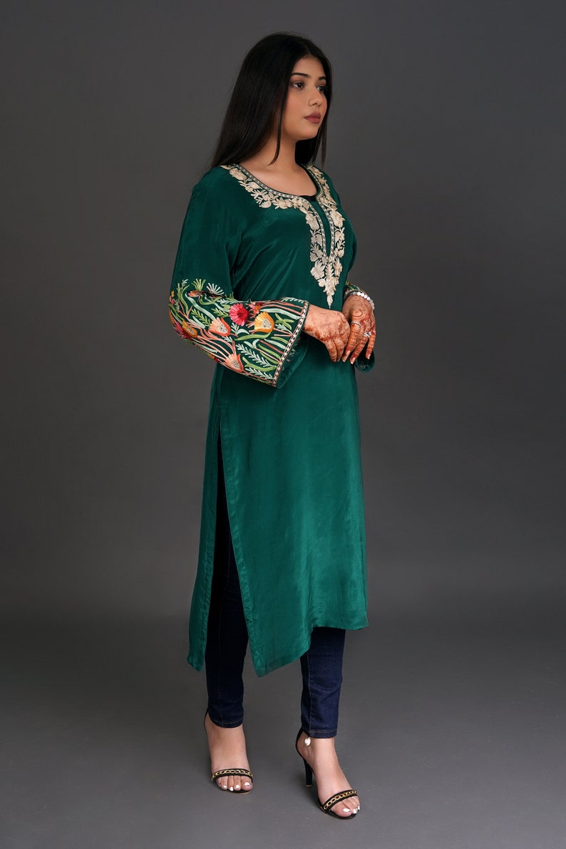 Kurta vert bouteille avec broderies cachemire Aari et Zari, tuniques brodées, longue Kurta pour femme, vêtements ethniques élégants et élégants pour femme image 3