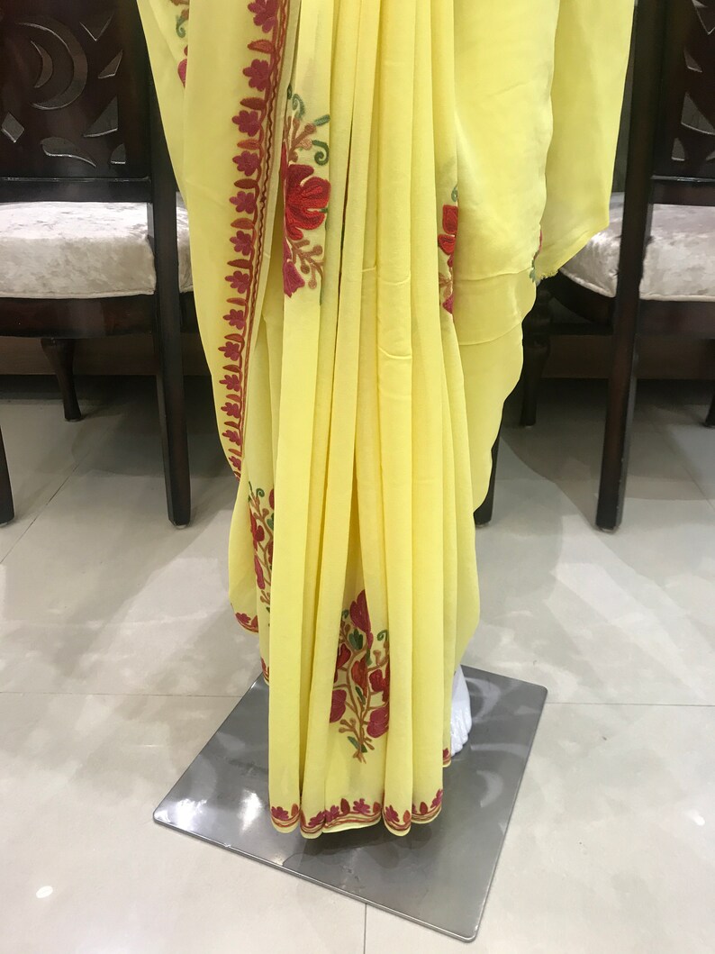 Gul Kashmiri-broderad saree, Aari-broderi, indisk etnisk klänning bild 4