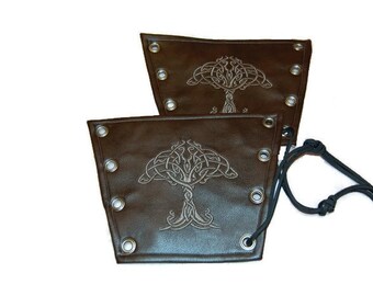 Brown Faux Cuir Renaissance, Médiéval, LARP, Cosplay, Halloween, Fantasy Celtic Tree of Life Bracers
