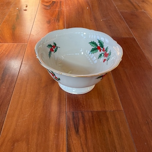VINTAGE 1970’s PICKARD CHINAHolly Round Bowl