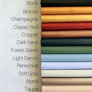 Puede incluir: Una colecci&oacute;n de 14 barras de cera de sellado en varios colores, incluyendo oro antiguo, negro, bronce, champ&aacute;n, rojo cl&aacute;sico, cobre, azul marino oscuro, verde bosque, denim claro, periwinkle, gris suave, piedra, topo y rosa vintage.