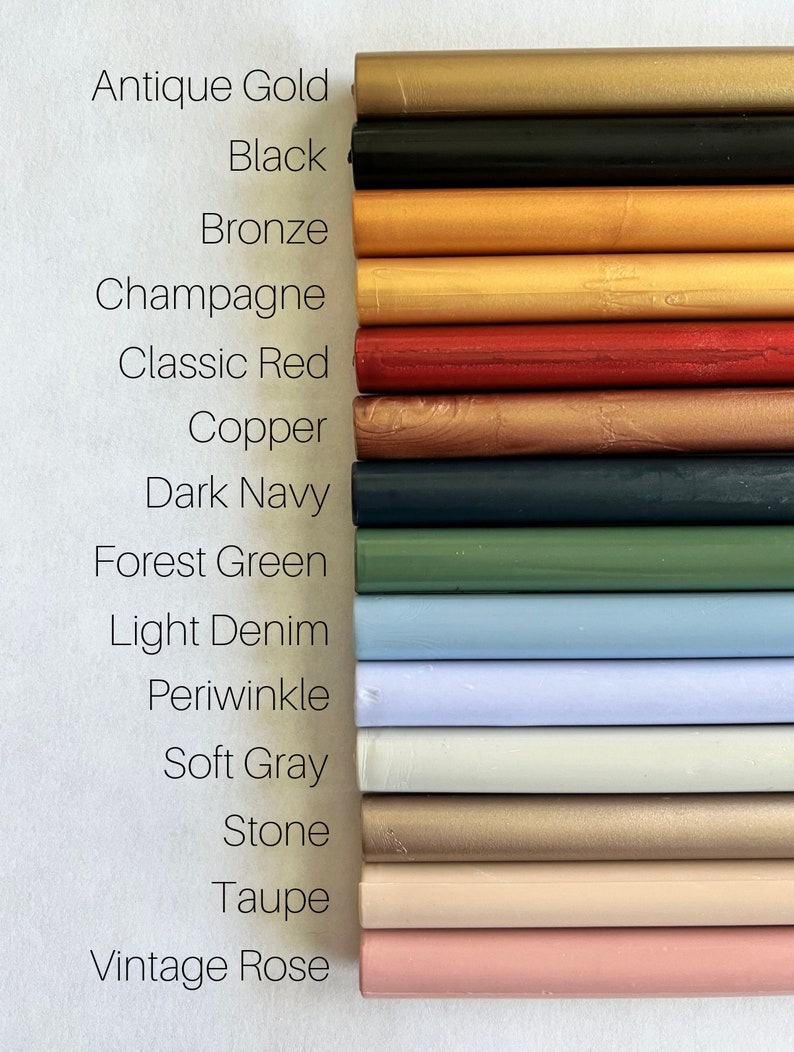 Puede incluir: Una colecci&oacute;n de 14 barras de cera de sellado en varios colores, incluyendo oro antiguo, negro, bronce, champ&aacute;n, rojo cl&aacute;sico, cobre, azul marino oscuro, verde bosque, denim claro, periwinkle, gris suave, piedra, topo y rosa vintage.